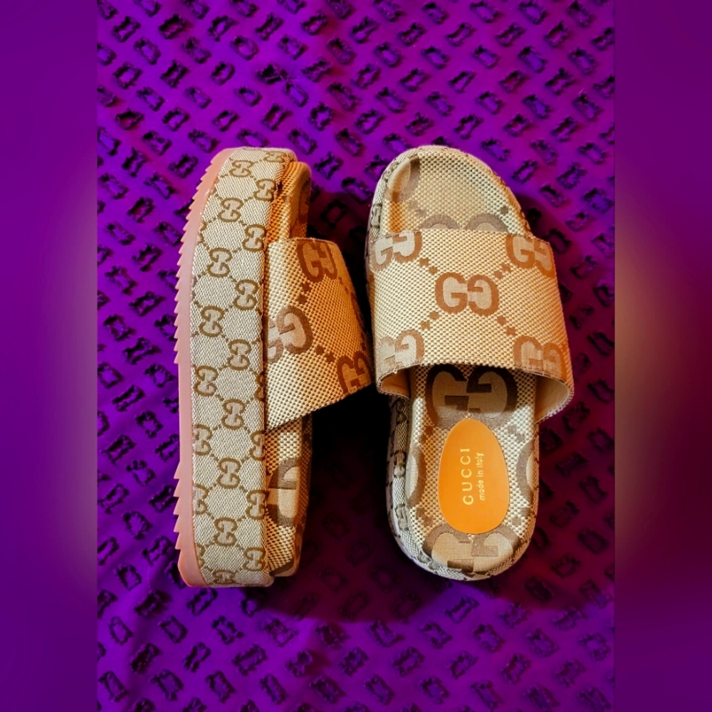 Gucci jumbo logo platform slides